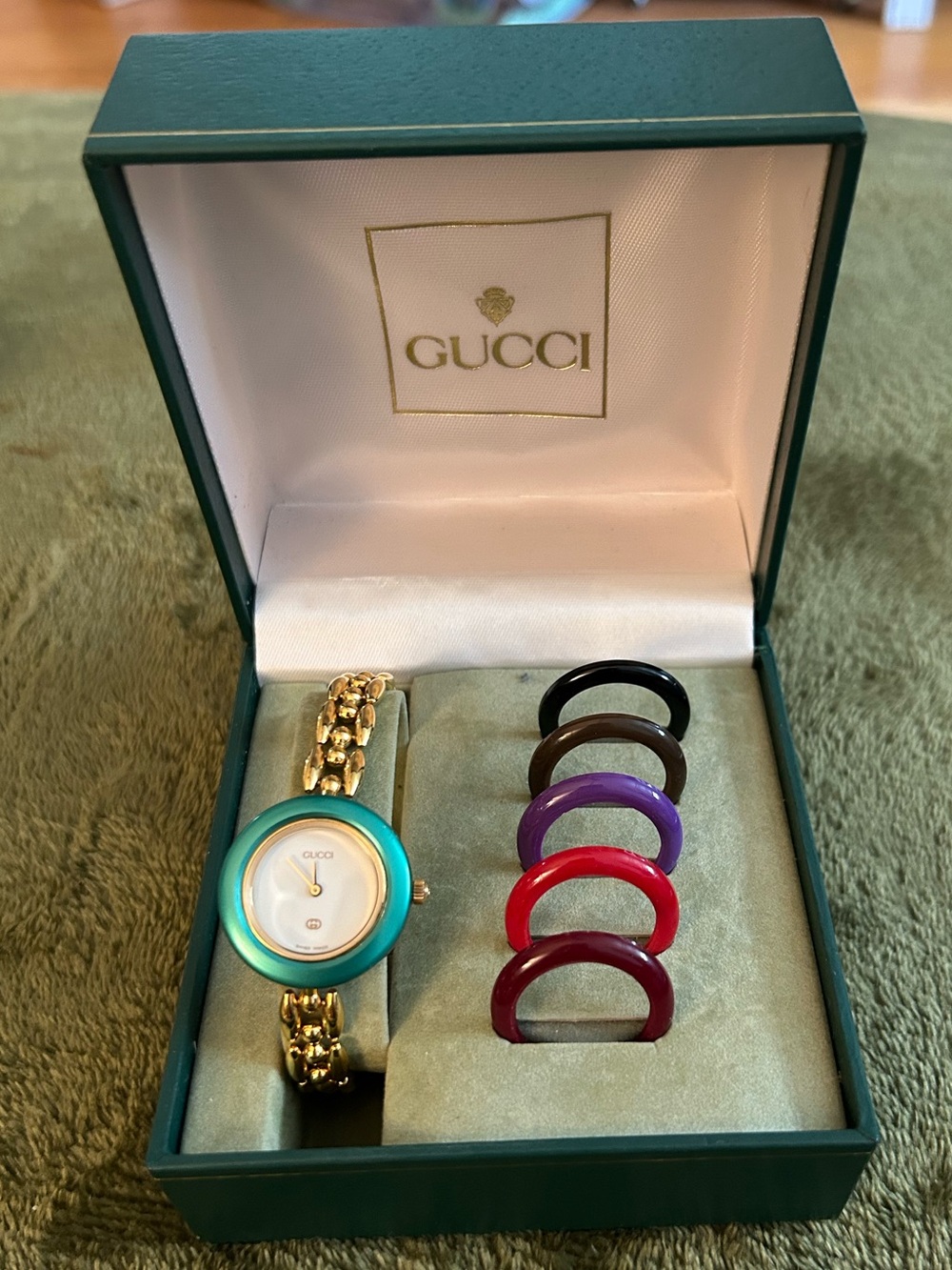 Vintage Gucci 11/12 Interchangeable Bezel
Women's Watch - WORKING W/ Box